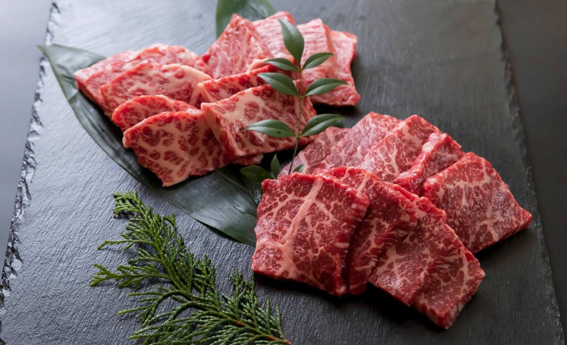 お皿に盛られたお肉